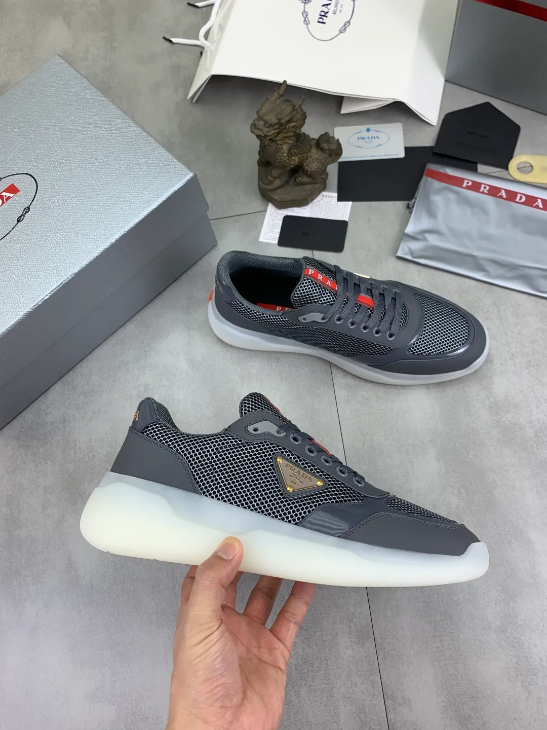 Men's shoes 💰P600💰 [New style] popular models are on the official website, 🆘 Trendy brand (Prada) mainly promotes popular models, avant-garde and versatile fashion men's shoes private version mold opening, cowhide surface splicing 1:1.. Fashionable and simple, original imported cowhide lining cowhide feet; the atmosphere and personality are more fashionable, eye-catching and pursuing class. It will subvert old ideas and be a must-have for fashion trendsetters with you! Must keep it for yourself! Tall and comfortable, large and low, high-end quality workmanship. Size: 38-45 3️⃣colors available.